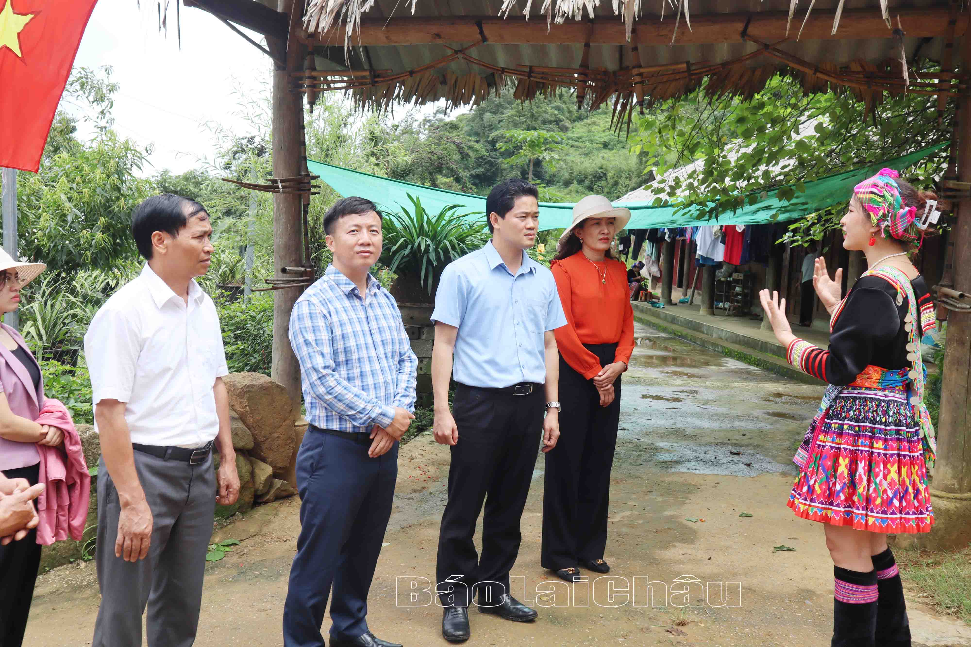 Bà con bản Sin Suối Hồ giới thiệu với đoàn công tác về tiềm năng, lợi thế của bản trong phát triển du lịch.